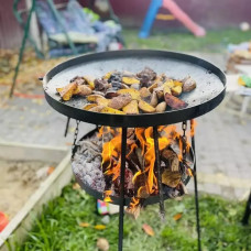 Сковорода 60 см з диска борони, сталь 4 мм, з кришкою, підвісом, високими ніжками та чохлом Сковорода 60 см з диска борони, сталь 4 мм, з кришкою, підвісом, високими ніжками та чохлом